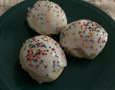 Lemon_Italian_Cookies_Frosted_with_Sprinkles_on_a_Green_Plate